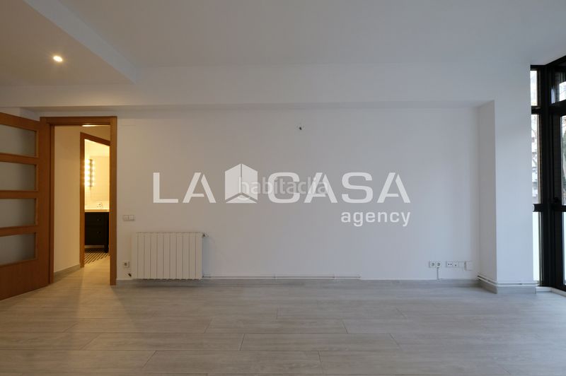 Foto 0bfe43ed-d592-4853-94b5-6df00570de7d. Pis a Turó de la Peira Barcelona