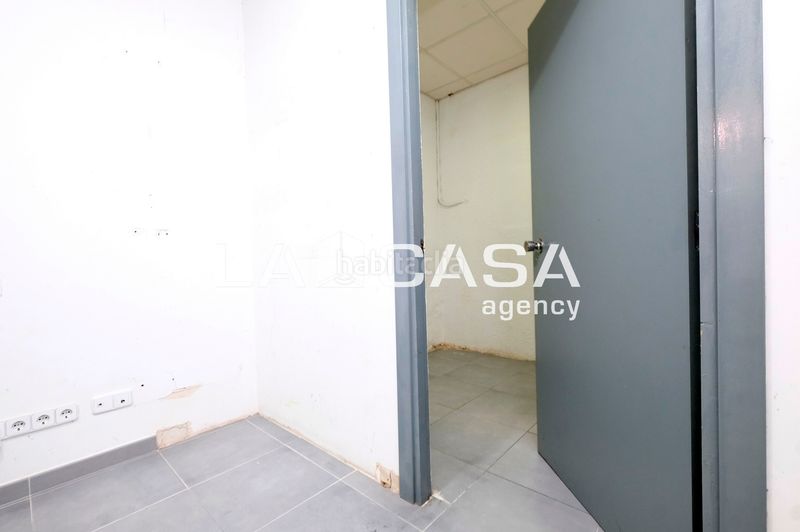 Foto 51f149b6-a3a8-43c6-875f-9052cbb1f5e5. Local comercial a Vilapicina - Torre Llobeta Barcelona