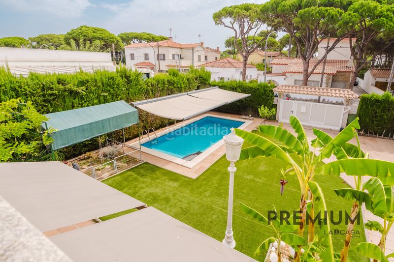 Foto 013bdcf7-8485-4b2c-b744-9d0bf3ab1471. Casa amb aparcament piscina a La Pineda Castelldefels