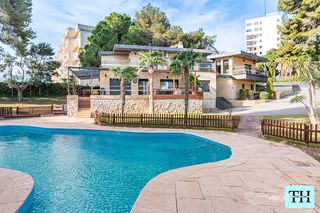 Casa  Carrer del bosc gran. Casa con 6 habitaciones amueblada con parking, piscina, calefacc