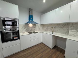 Pis  Calle juan de la cierva. Planta baja de obra nueva en venta en lhostallledoner!!