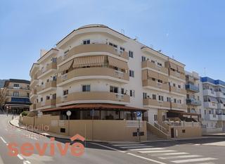 Flat in Casco Urbano. Amplio piso reformado con vistas al mar en el corazón de adeje