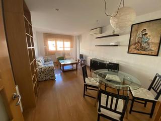 Rent Flat  Santo tomás de villanueva. Piso de 3 dormitorios y un baño en alquiler