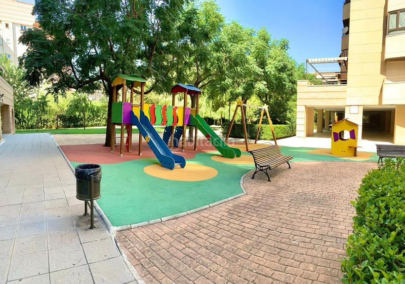 Foto ed0efb23-96dd-489a-a761-0d7c106abecc. Miete etagenwohnung mit parking in Rosaleda - Juventud Granada