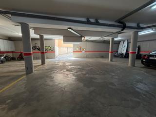 Parking voiture dans Centre. Plaza de aparcamiento centrica