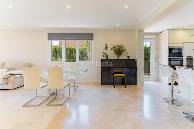 Foto b14736ae-ee48-4d46-be15-b26ee273f7a5. Casa en Nueva Atalaya Estepona