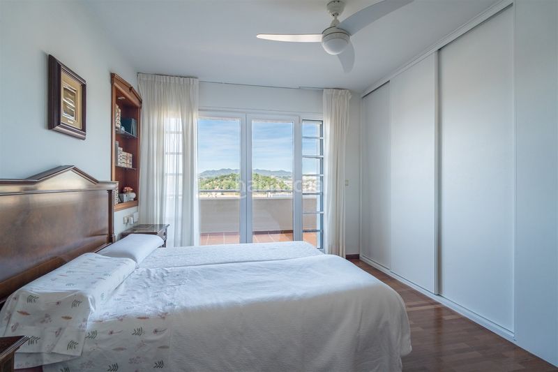 Foto 73ae2ea2-e6cb-4eae-b1c1-2d021cd1c2e6. Casa adossada a Parque Clavero Málaga