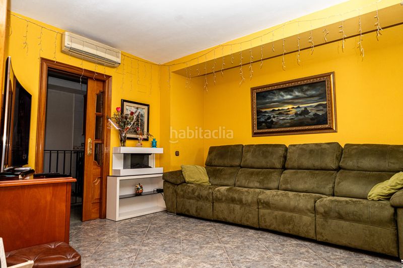 Foto 03866db6-0b59-498e-97f9-bda1155478df. Casa aparellada amb calefacció a Llefià Badalona