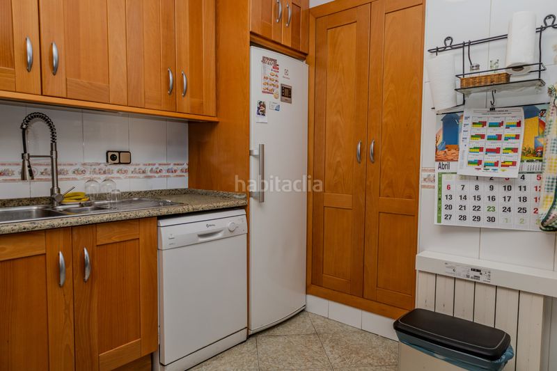 Foto 038d8c0b-5b90-4aaf-8404-4ac238232ce6. Casa aparellada amb calefacció a Llefià Badalona