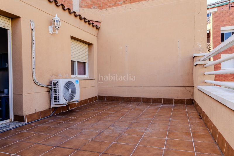 Foto 2fc0e4f4-505e-451c-93ad-4e4ce8feb956. Casa aparellada amb calefacció a Llefià Badalona