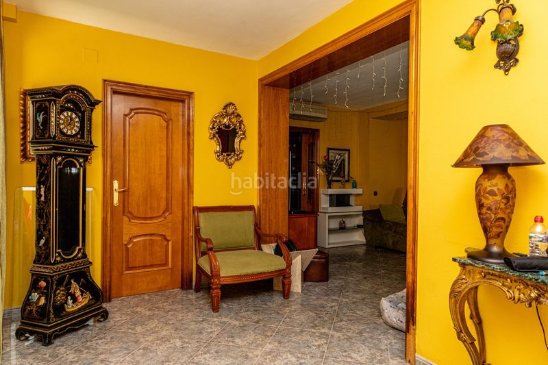 Foto 9ed0f704-10e6-482f-8981-7b3952714c16. Casa aparellada amb calefacció a Llefià Badalona