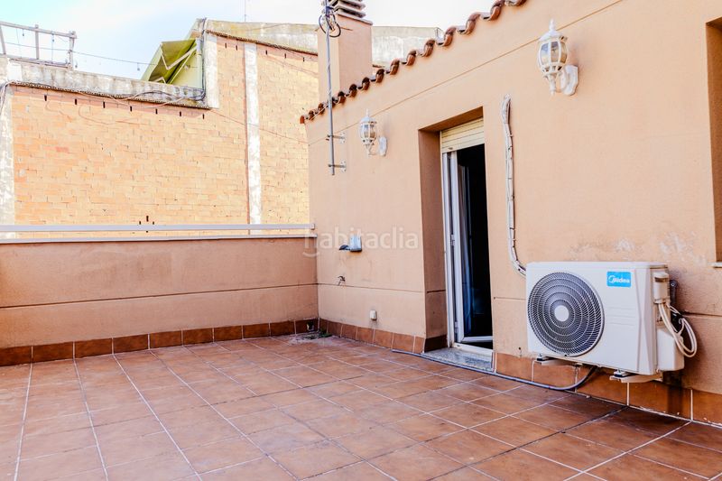 Foto a4ce2705-b228-4bd9-9da0-44a61326e509. Casa aparellada amb calefacció a Llefià Badalona