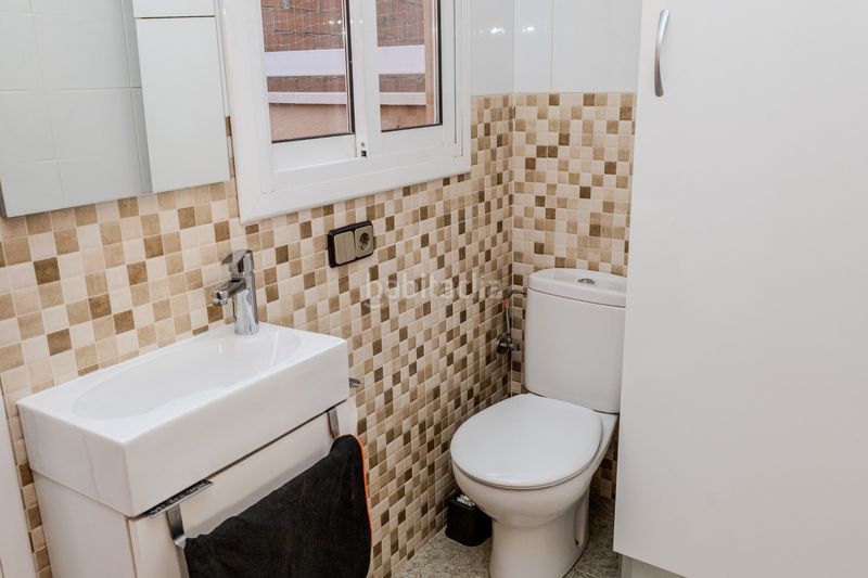 Foto a704be80-f15b-423d-85d8-a793ac0ee5c3. Casa aparellada amb calefacció a Llefià Badalona
