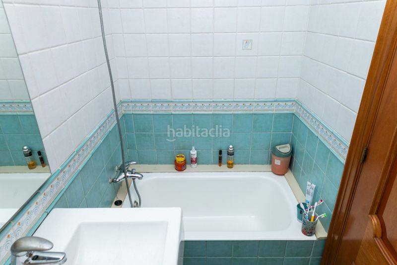 Foto b4b7ca12-2756-4178-8024-53c4ecc8e39b. Casa aparellada amb calefacció a Llefià Badalona