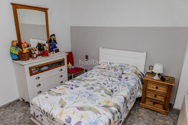 Foto c82ffd14-d301-425a-a486-938b881198e1. Casa aparellada amb calefacció a Llefià Badalona