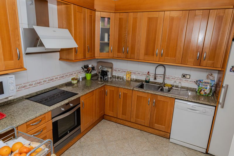 Foto d76218bf-8311-4230-a93d-8983f9a0b658. Casa aparellada amb calefacció a Llefià Badalona