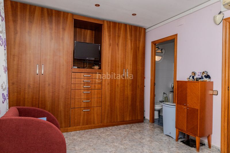 Foto e041f6a9-4342-48a3-91ef-5d165cd33ab8. Casa aparellada amb calefacció a Llefià Badalona