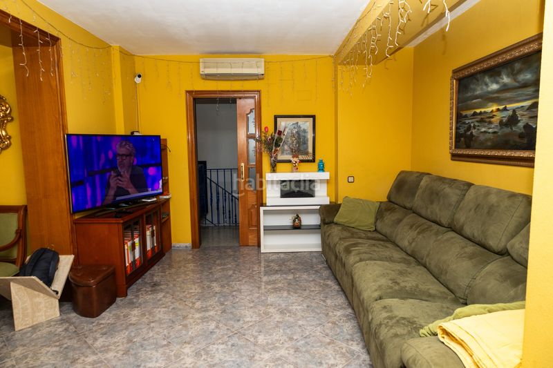 Foto e0e4dfde-f828-4dad-ad66-5ec3f4d41de8. Casa aparellada amb calefacció a Llefià Badalona