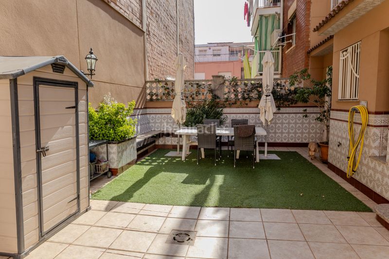 Foto f59f600d-9374-45e1-8df8-38d4bf96ff0e. Casa aparellada amb calefacció a Llefià Badalona