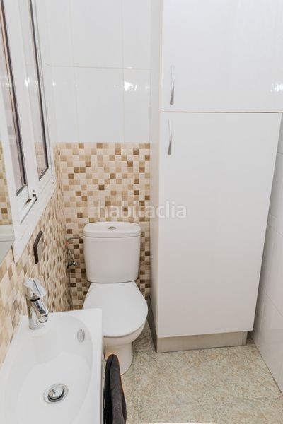 Foto f754fd59-74ef-4267-b4ec-db86cf2b1996. Casa aparellada amb calefacció a Llefià Badalona