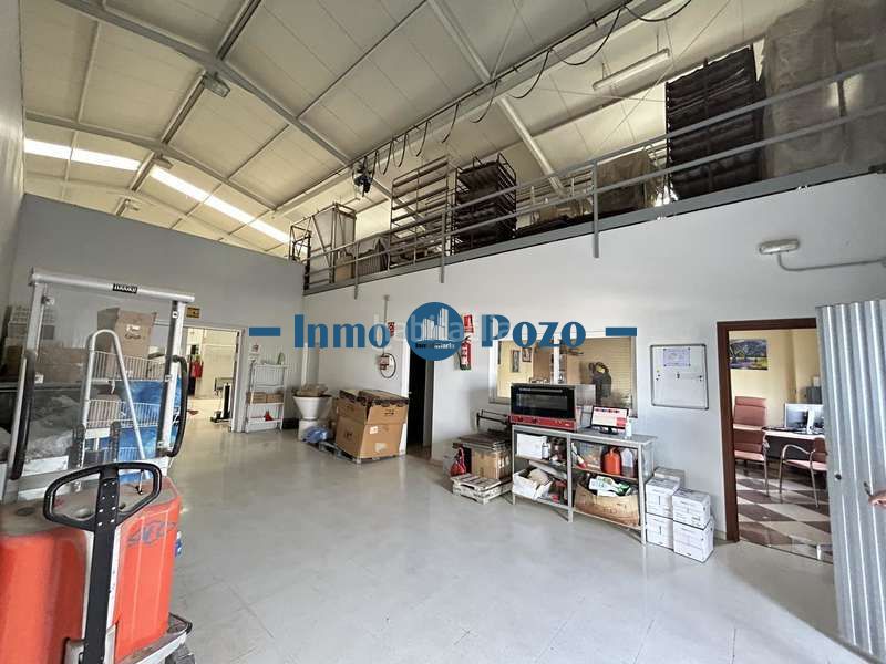 Foto beaddcef-ffff-4dab-a103-7a5116053229. Nau industrial a Almendralejo