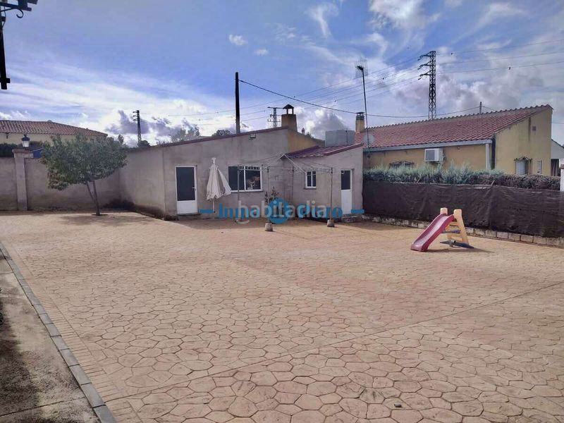 Foto de34eb59-e233-4f99-93b1-a2af571587c8. Xalet amb piscina a Almendralejo