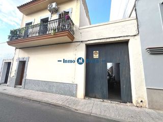 Casa en Almendralejo. Casa �nica con nave y sin vecinos por solo 125.900! 4 habitacion