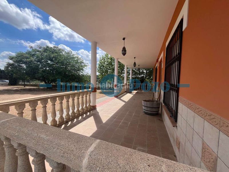 Foto b640cb78-eb1e-4c48-8469-d4b8e753428f. Xalet amb piscina a Almendralejo