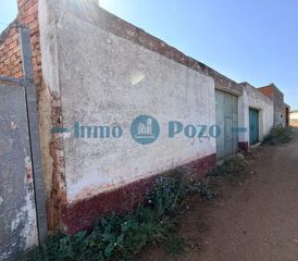 Terreno residenziale in Almendralejo. Terreno de 220 m en zona el palomino con nave y patio  23.900