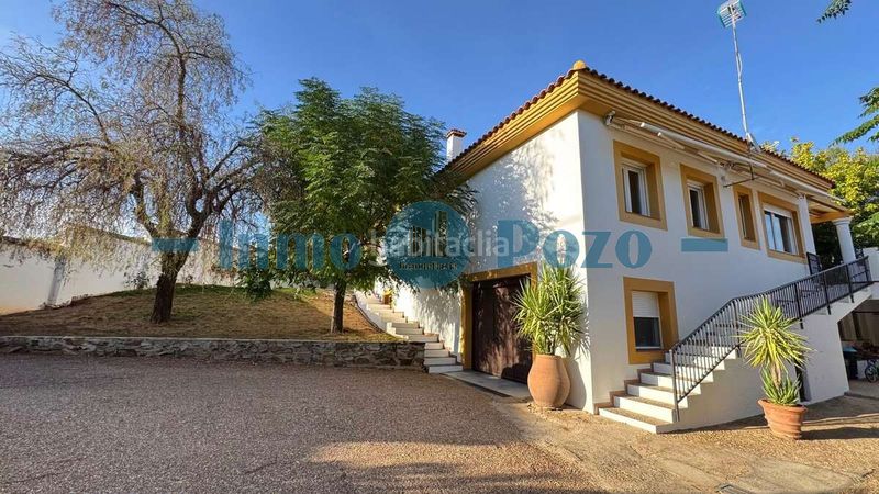 Foto d23b0059-ac93-4aee-8c52-08a01cb2a416. Xalet amb aparcament a Almendralejo