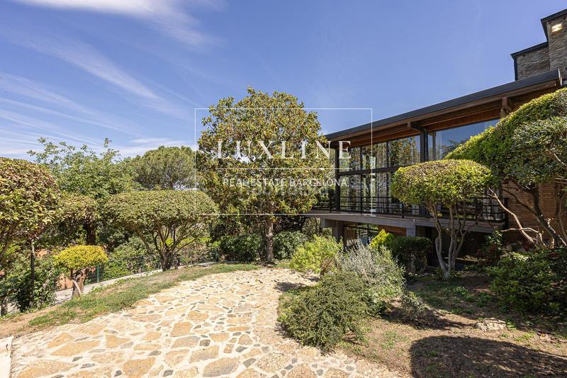 Foto 311e80cc-2876-4046-8062-8faf9a4071d2. Alquiler casa magnifica casa en venta en vallvidrera con jardín y piscina en Barcelona