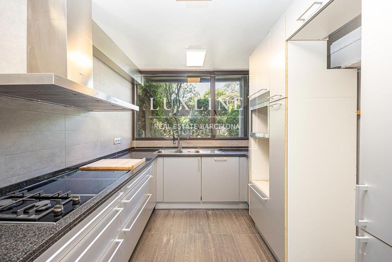 Foto c3ddd516-97b5-4c63-96e4-1955a7c7f2b3. Alquiler casa magnifica casa en venta en vallvidrera con jardín y piscina en Barcelona