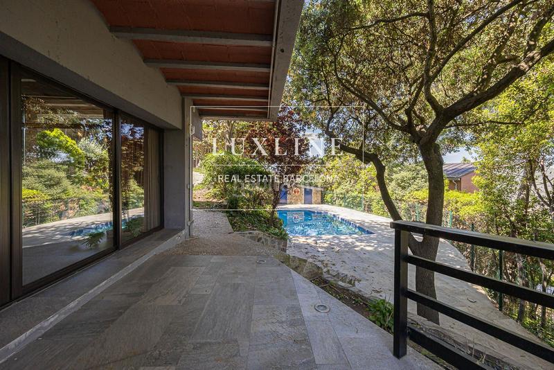 Foto d8c404db-edc2-4d94-8db6-861e84f0f9c9. Lloguer casa amb calefacció aparcament piscina a Barcelona