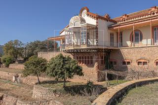 Edificio  Mas la morera. Magnífica casa del modernismo en venta junto a manresa.