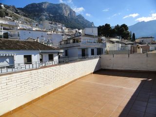 Pis en Calle mart�nez falero 25. Piso reformado, con 2 balcones, terraza y bien situado.