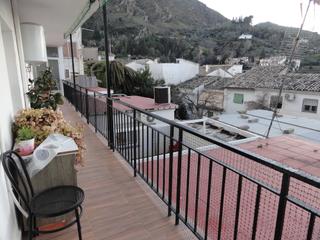 Pis a Cazorla. Piso céntrico y reformado, con terraza de bonitas vistas y con p