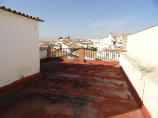 Casa en Peal de Becerro. Gran casa con terraza, patio y cochera.