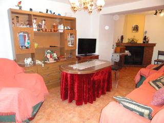 Casa a Cazorla. Casa con cochera en buena ubicación.