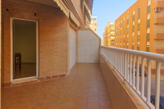 Piso en Puerto de sagunto - c buenavista 118. Este luminoso piso, situado a solo 5 minutos a pie de la playa,