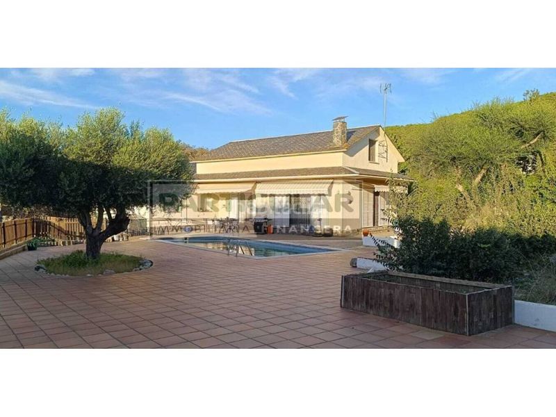 Foto c77e0245-2731-498c-beb0-277203d61ae9. Chalet in calle antonio machado 20 in Roca del Vallès (La)