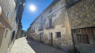 Casa a Calle baxa 21. Se vende edificio historico en el centro de santa cilia de jaca