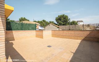 Ático en Calle pilar figueras 26. Ático dúplex con garaje y trastero en urbanización con piscina e