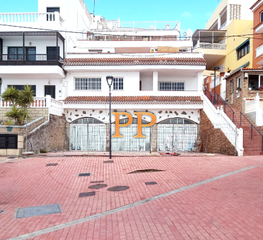 Édifice  Calle el muelle. Edificio frente al mar - la caleta - destacada área turística
