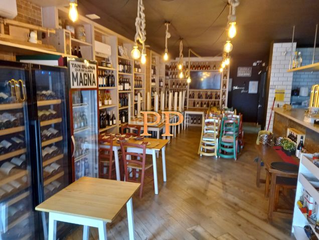 Foto 36348158-a78e-432e-a87b-3ab41d4ec972. Alquiler local comercial restaurante - sobre paseo peatonal - área gastronómica turística en Arona