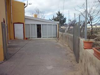 Xalet a Castalla. Parcela de 41.000m2 con 3 viviendas y almacen