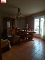 Casa a Castalla. Estupenda casa dividida en piso y dúplex con 2 garajes