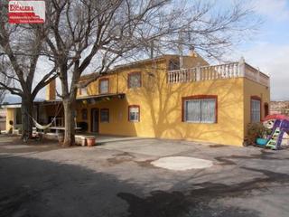 Xalet a Castalla. Finca con parcela de 41.009 m2, 3 viviendas y almacen