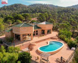 Chalet à Biar. Chalet de lujo con piscina en entorno privilegiado