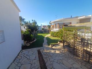 Casa a Santa Maria. Chalet en venta calle dels llorers, cubelles