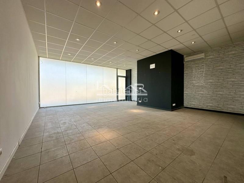 Foto 3ffe24b2-29ab-4aeb-a125-1b60b0cc5dff. Alquiler local comercial local en alquiler en navidad zona universitaria en Vic